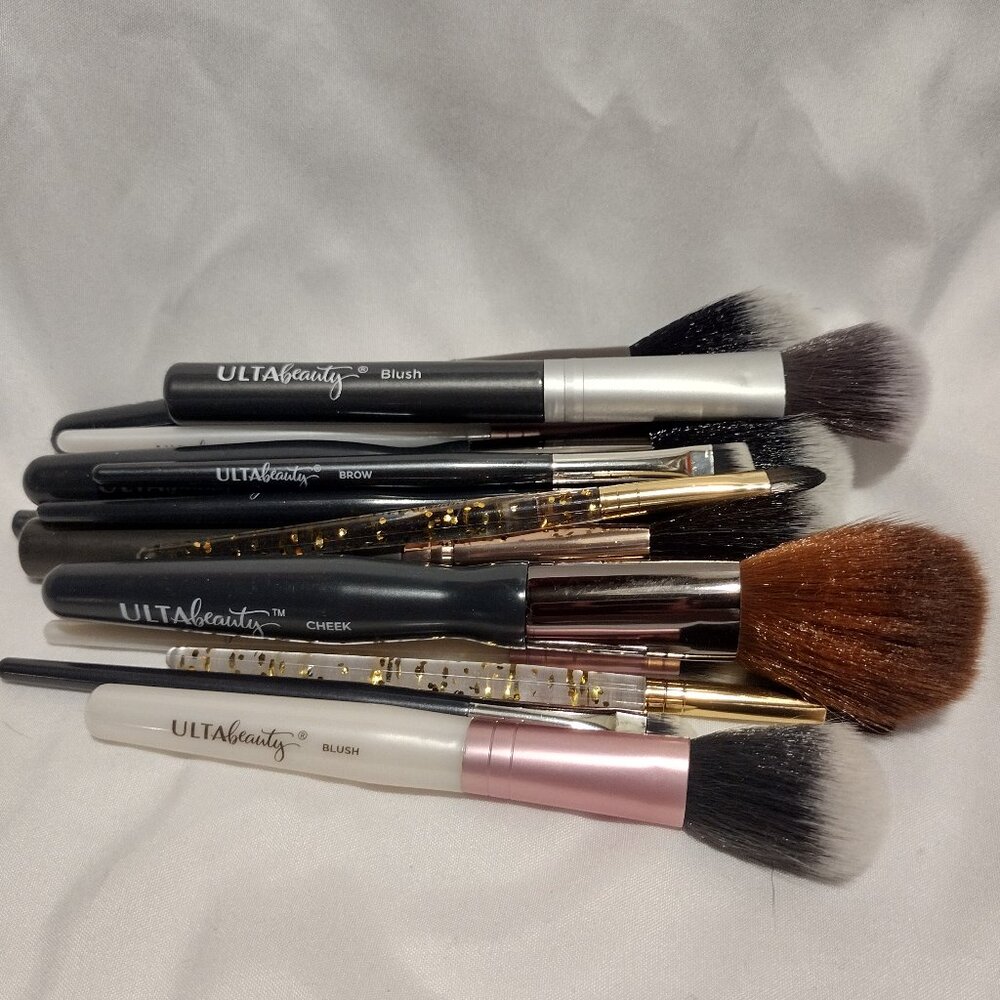 Ulta Beauty || 16 Assorted Makeup Brushes
